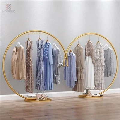 Kub Hlau Rotating Ib nrab hli Hnav Hnav Zaub Sawv Nrog Varnish Finish Floor Standing Hanging Rail Rau Cov Khw Muag Khoom